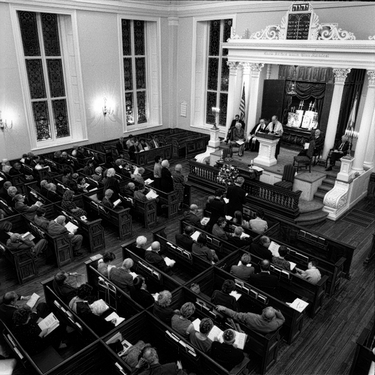 Photograph of Kahal Kadosh Beth Elohim's Friday night service celebrating the 250th anniversary of the congregation.
